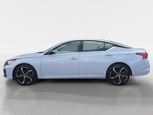 Used 2024 Nissan Altima 2.5 SR image 2