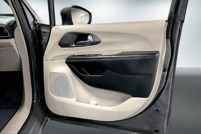 Used 2023 Chrysler Pacifica Touring-L FWD image 25