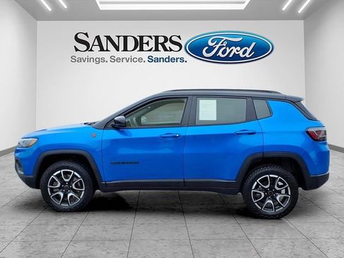 Used 2025 Jeep Compass Trailhawk w/ Trailhawk Elite Group image 4