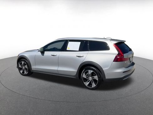 Used 2025 Volvo V60 B5 Cross Country Plus image 10