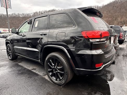Used 2017 Jeep Grand Cherokee Altitude image 4