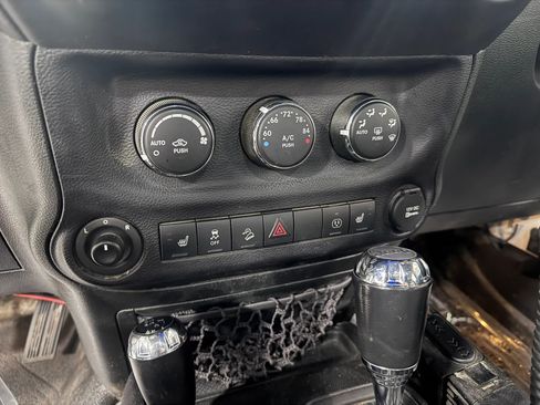 Used 2015 Jeep Wrangler Unlimited Rubicon w/ Connectivity Group AWD/4WD image 30