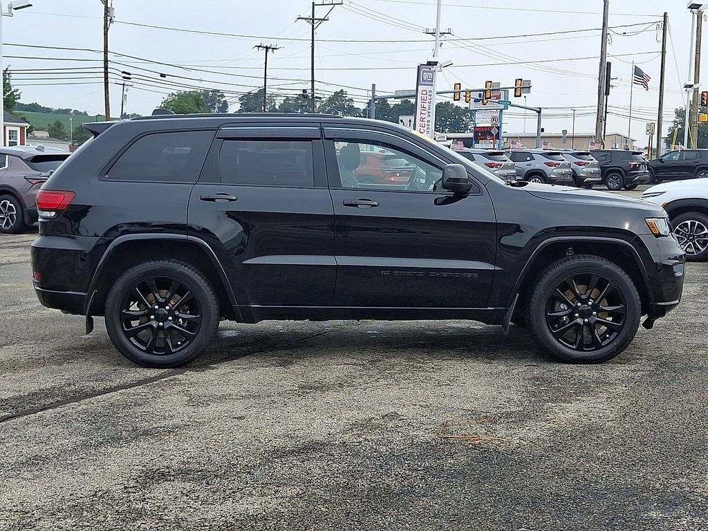 Used 2022 Jeep Grand Cherokee Laredo X AWD/4WD image 8