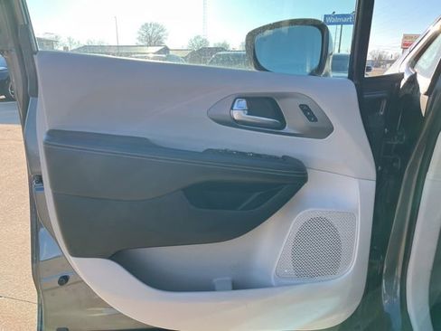 Used 2022 Chrysler Pacifica Touring-L FWD image 10
