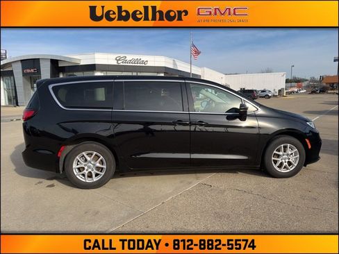 Used 2024 Chrysler Pacifica Touring-L image 3