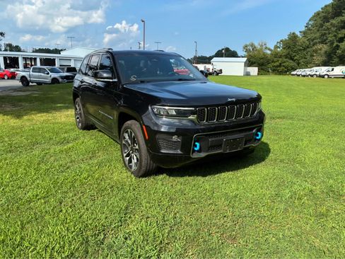 Used 2023 Jeep Grand Cherokee Overland w/ Luxury Tech Group IV AWD/4WD image 3