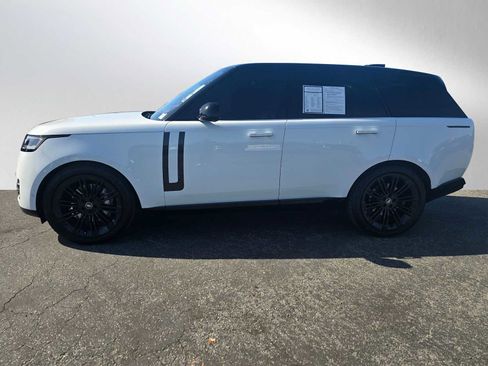 Used 2022 Land Rover Range Rover SE image 2