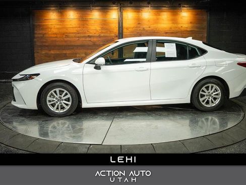 Used 2025 Toyota Camry SE image 1