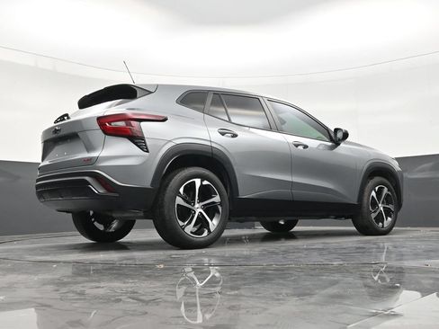 Used 2024 Chevrolet Trax RS w/ Sunroof Package FWD image 24