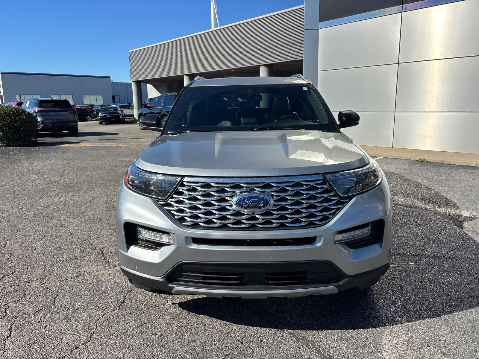 Used 2020 Ford Explorer Platinum w/ Premium Technology Package AWD/4WD image 2