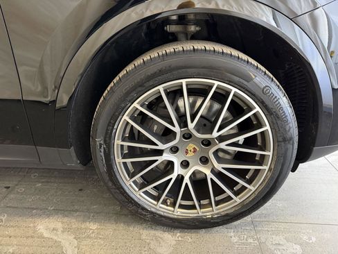 Used 2023 Porsche Cayenne Platinum Edition image 13