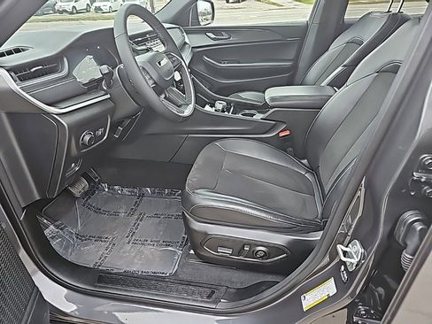 Certified 2025 Jeep Grand Cherokee Altitude image 16