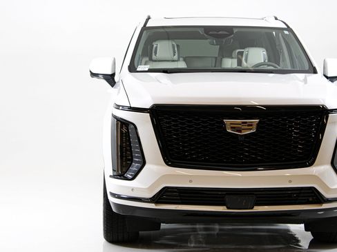 Used 2025 Cadillac Escalade ESV Sport Platinum RWD image 10