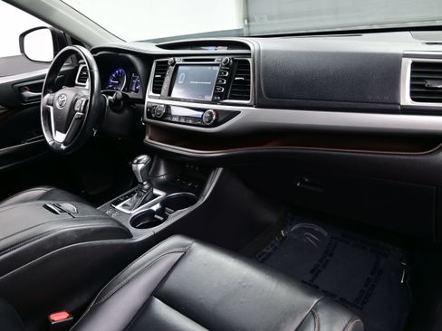 Used 2019 Toyota Highlander XLE AWD/4WD image 14