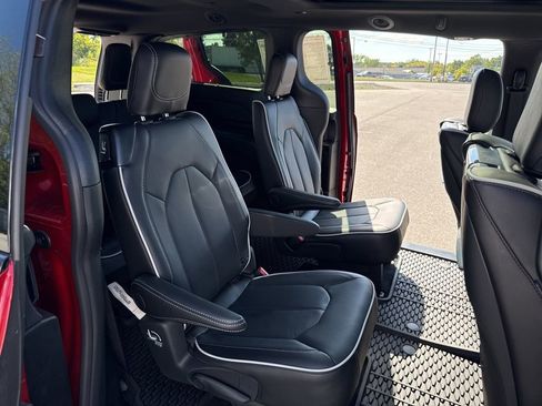 New 2026 Chrysler Pacifica Limited w/ Uconnect Theater Family Group image 14