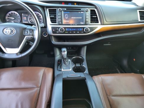 Used 2017 Toyota Highlander Limited FWD image 9