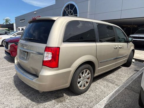 Used 2016 Chrysler Town & Country Touring FWD image 14