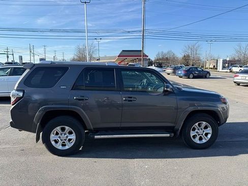 Used 2017 Toyota 4Runner SR5 Premium image 2