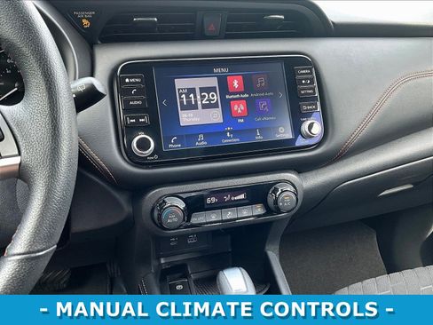 Used 2022 Nissan Kicks SR w/ Interior Electronics Package FWD image 9