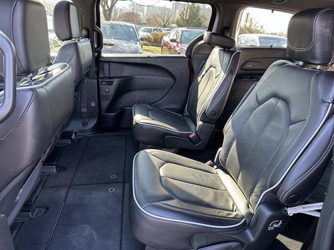 Used 2023 Chrysler Pacifica Limited w/ S Appearance Package image 17
