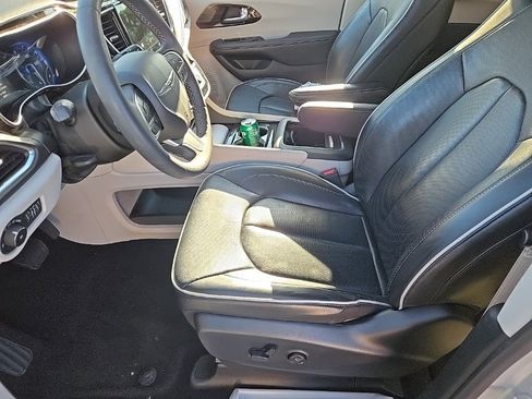 Used 2024 Chrysler Pacifica Limited image 15