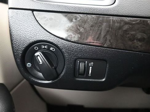 Used 2019 Dodge Grand Caravan SE w/ UConnect Hands-Free Group image 18