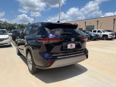 Used 2024 Toyota Highlander Platinum FWD image 3