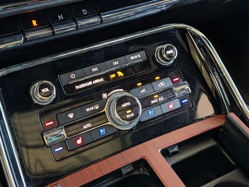 Used 2020 Lincoln Navigator L Reserve w/ Luxury Package AWD/4WD image 25
