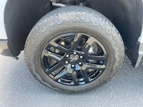 Used 2024 Chevrolet Silverado 1500 Custom Trail Boss w/ Turbomax Blackout Package AWD/4WD image 16