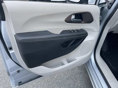 Used 2023 Chrysler Voyager LX FWD image 17