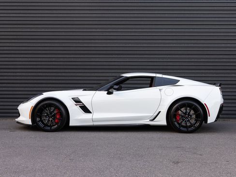Used 2019 Chevrolet Corvette Grand Sport w/ Carbon Flash Badge Package RWD image 2