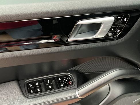 Used 2020 Porsche Cayenne image 11
