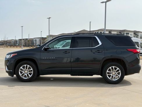 Used 2020 Chevrolet Traverse LT image 2
