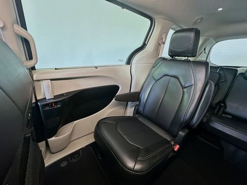 Used 2024 Chrysler Pacifica Touring-L image 12