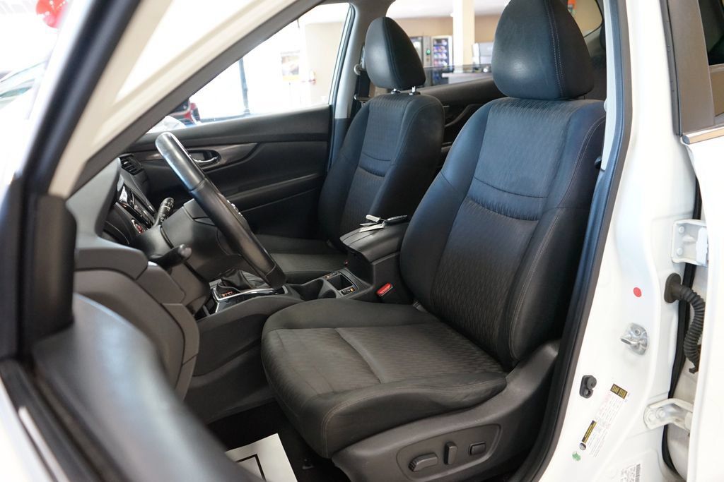 Used 2017 Nissan Rogue SV AWD/4WD image 2