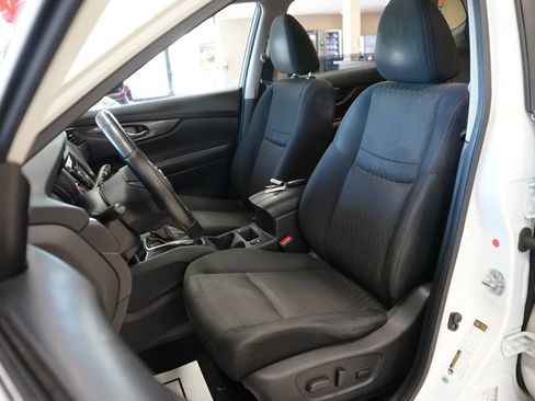 Used 2017 Nissan Rogue SV AWD/4WD image 2