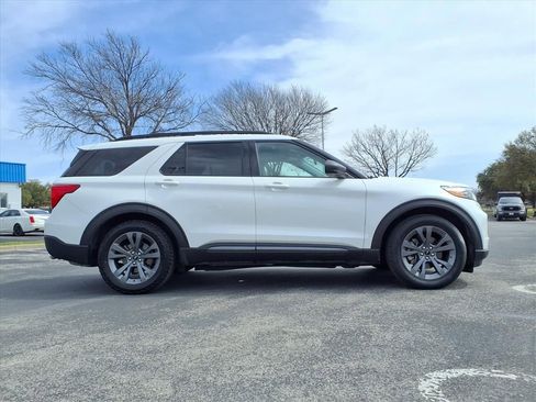 Used 2021 Ford Explorer XLT w/ Equipment Group 202A image 4