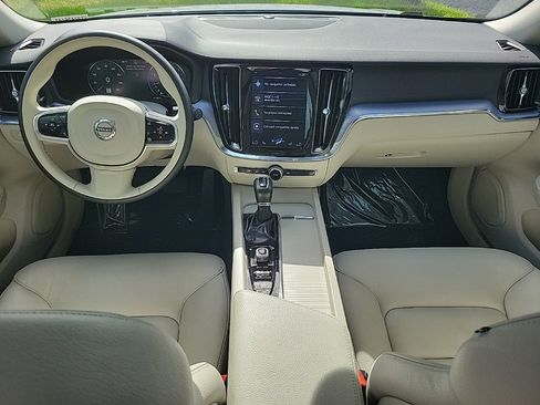 Used 2020 Volvo S60 T5 Momentum image 9