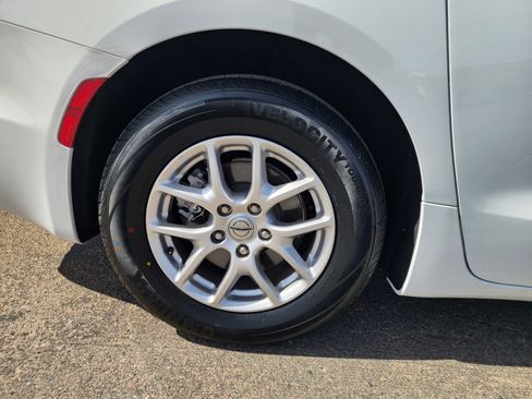 Used 2024 Chrysler Pacifica Touring-L FWD image 11