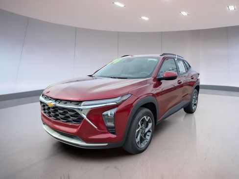 Used 2024 Chevrolet Trax LT FWD image 2