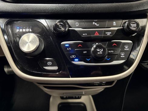 Used 2020 Chrysler Pacifica Touring-L FWD image 25