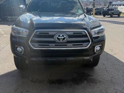 Used 2016 Toyota Tacoma Limited image 3
