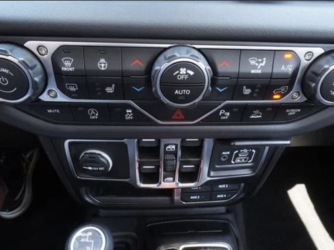 Used 2025 Jeep Wrangler Unlimited Sahara AWD/4WD image 32