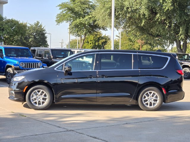 Certified 2025 Chrysler Pacifica Select FWD image 4