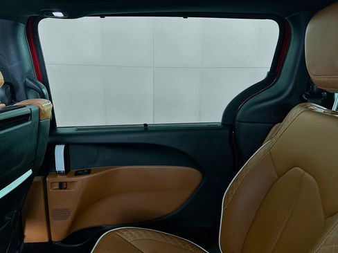 Used 2025 Chrysler Pacifica Pinnacle image 37