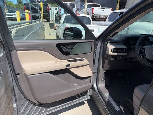 Used 2023 Lincoln Aviator AWD image 12