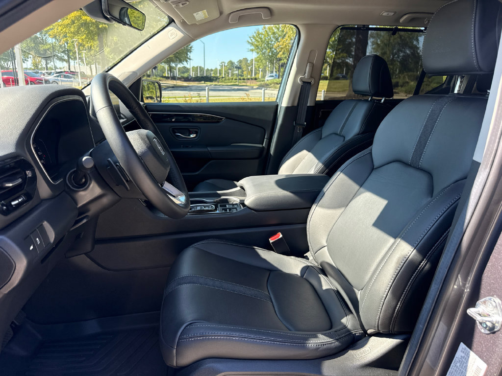 Certified 2025 Honda Pilot Touring image 13