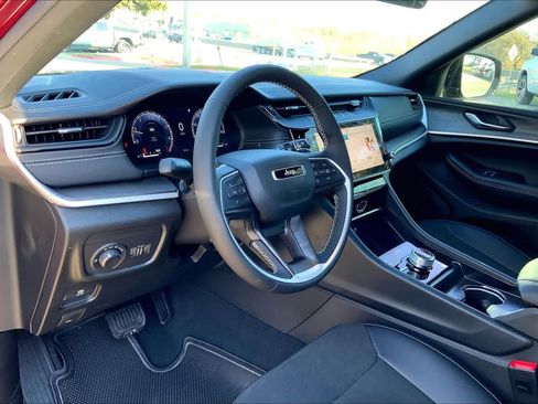 New 2026 Jeep Grand Cherokee Altitude image 8