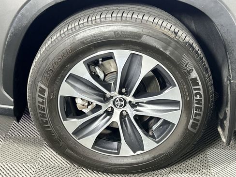 Used 2025 Toyota Highlander XLE FWD image 10