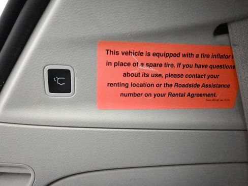 Used 2023 Chrysler Pacifica Touring-L FWD image 27